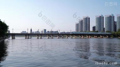 京杭大运河行驶的高铁和谐号高架